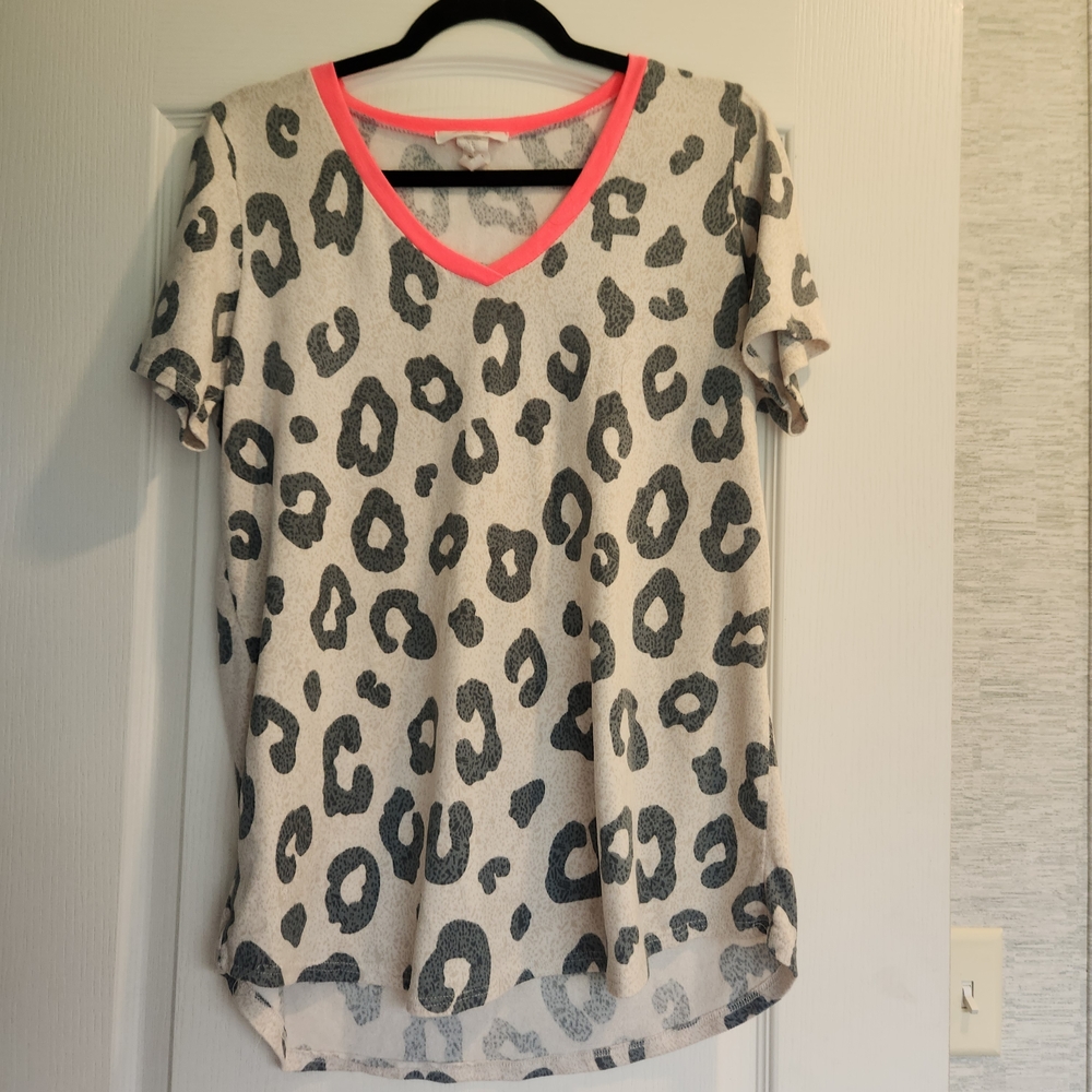 Lovely J Chic Leopard Print V-Neck Blouse with Pink Trim Size L Euc